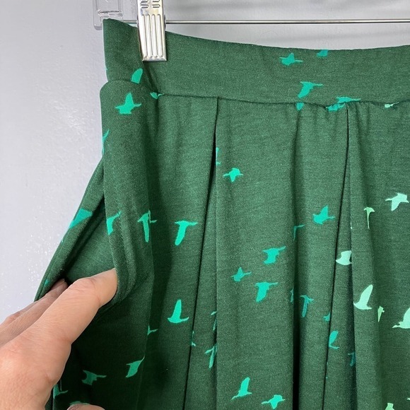 LuLaRoe Green Goose V Formation Madison Pleated Swing Skirt with Pockets Size M - Picture 9 of 12